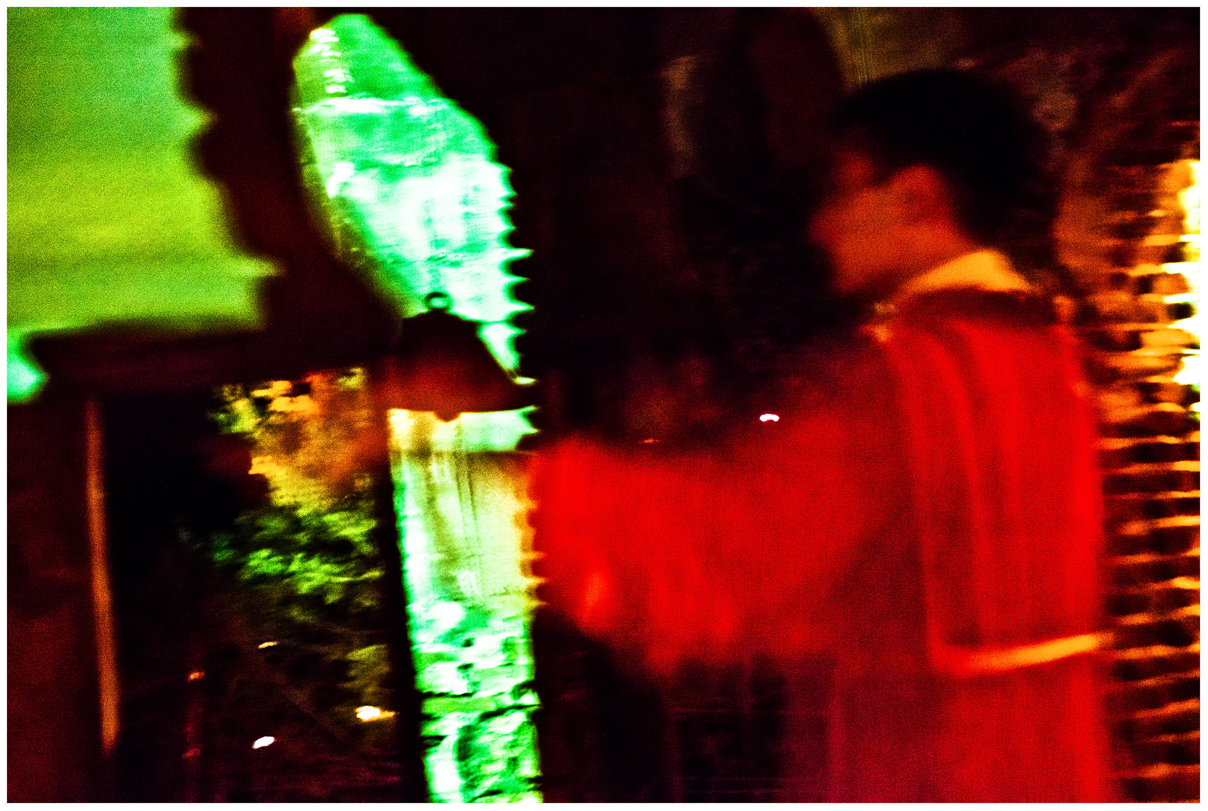 Imeretien, Georgien. Ein Junge im kirchlichen Gewand läutet in eine Glocke in einem Kloster.