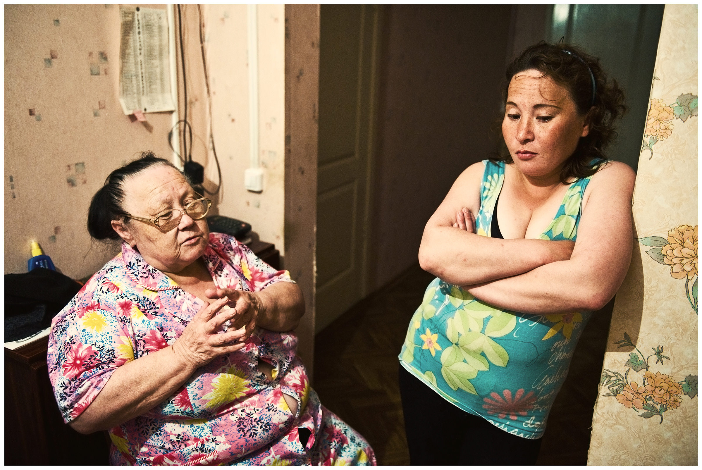 Shoyna village, Russia. A woman is talking to her daughter.